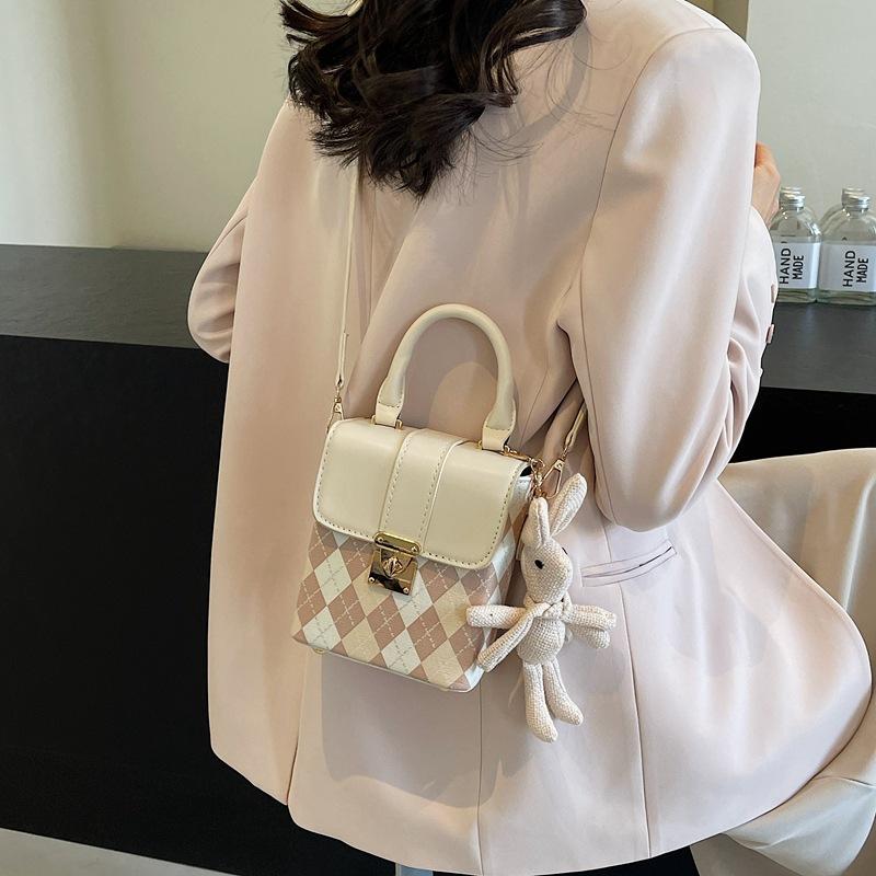 

Personalized niche bag women s 2025 autumn new fashion versatile diamond pendant mobile phone bag shoulder messenger bag tide 13*7*16 белый