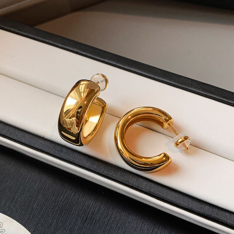 and American Exaggerated Metallic Glossy Hoop Earrings for Women, Autumn High-End Light Luxury Simple Elegant Atmospheric Ear Hoops and Earrings Gold