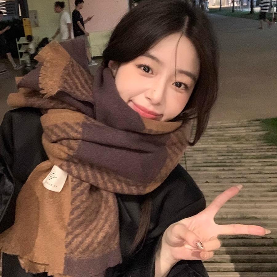 A New Retro Large Checkered Scarf for Women in Winter with A High-end and Versatile Feel. It's A Warm Checkered Shawl and A Thick Scarf
