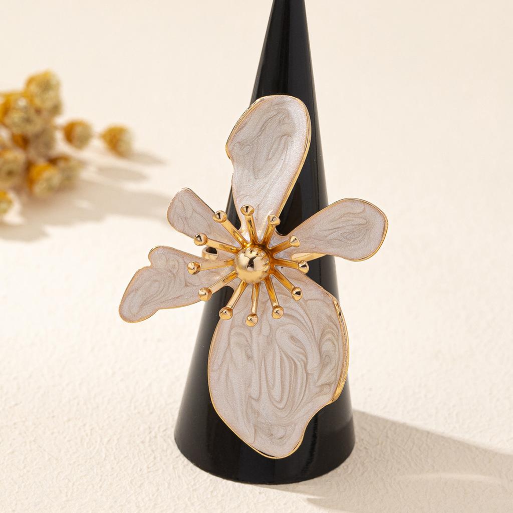 Elegancki, przesadny pierścionek z kwiatem pokryty emalią jest odpowiedni do noszenia na co dzień i może być podarowany przyjaciołom.