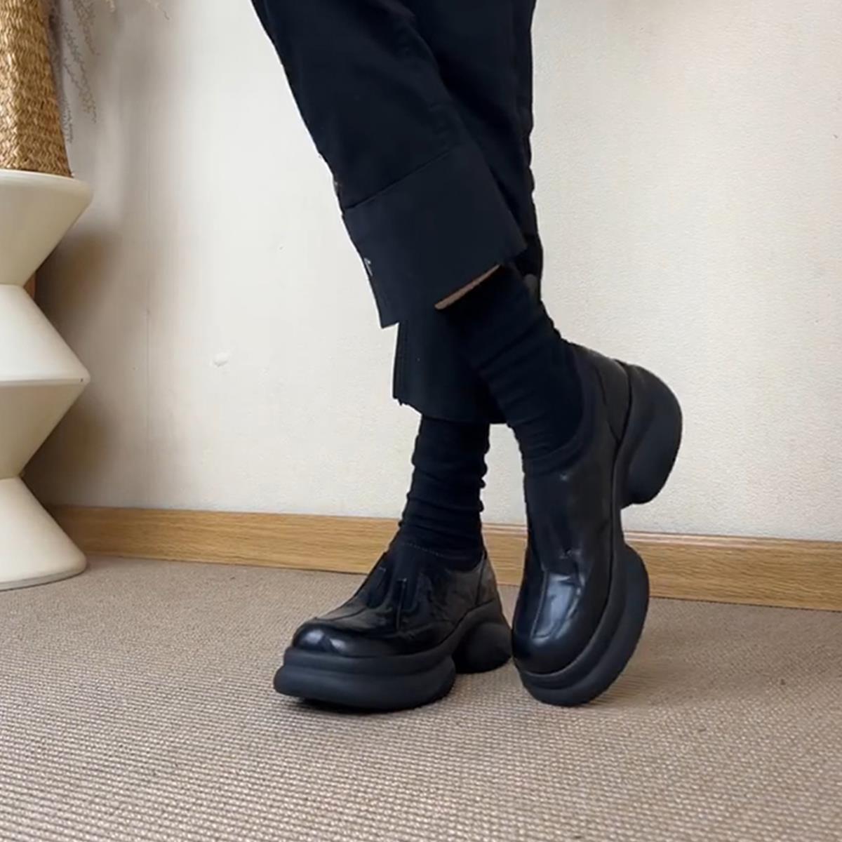 

Версия из овчины~ черные толстоподошвенные маленькие кожаные туфли на скрытой платформе, женские маленькие лоферы на одном ремешке, ретро одинарные туфли на платформе 40