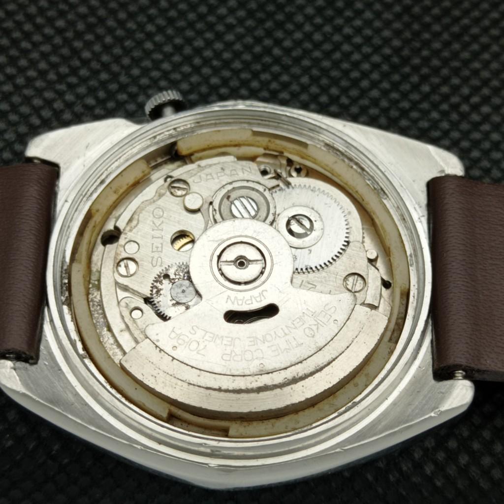 POUŽITÉ VINTAGE SEIKO 5 AUTOMATIC 7009A JAPONSKO PÁNSKÉ DEN/DATUM ČERVENÉ HODINKY 601-a313483-6 lot601-a313483