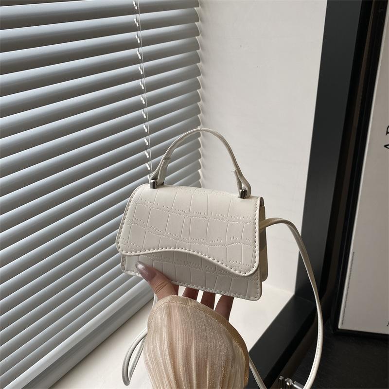 

Women s bag autumn new bag niche trend messenger bag retro versatile commuter small square bag shoulder bag белый