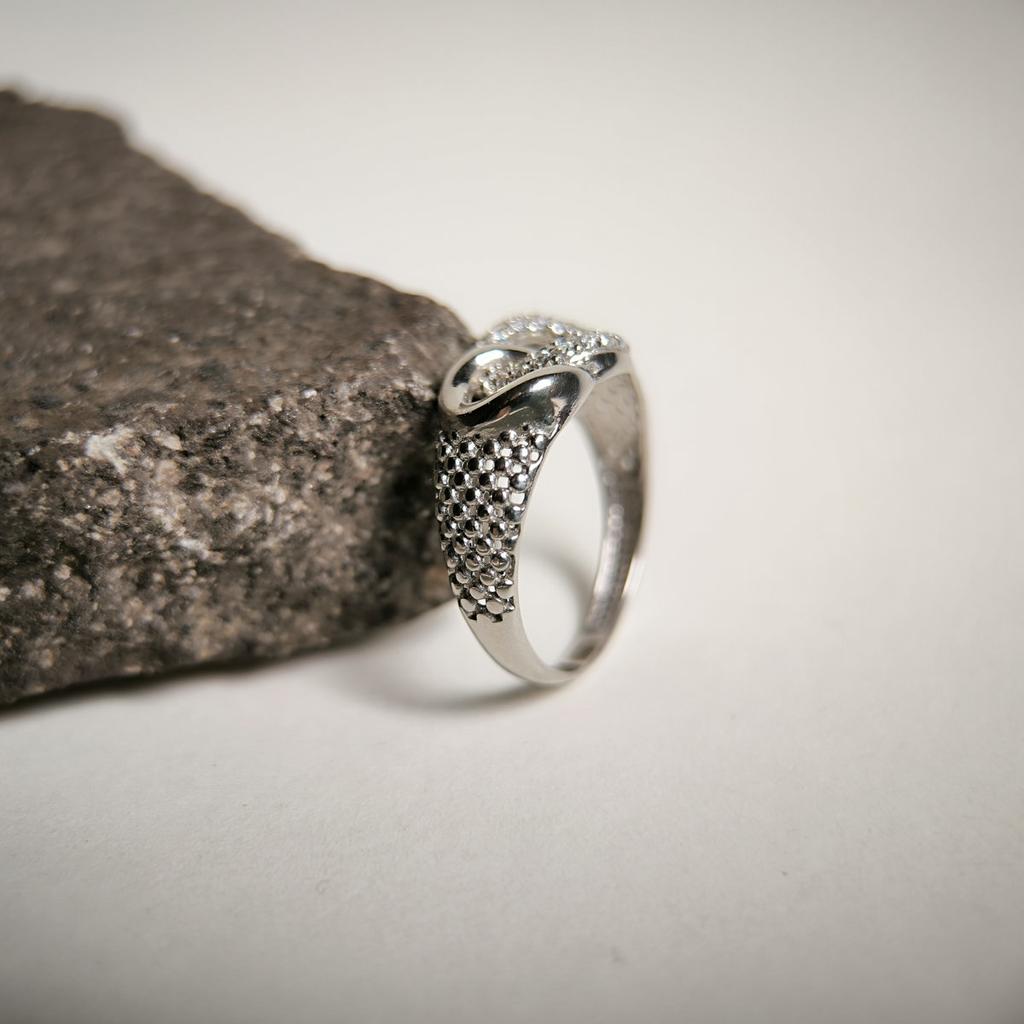 Серебряное кольцо с фианитами, вес изделия 1,83 гр (2209386)