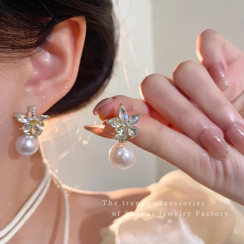 Gentle Temperament Pearl Flower Earrings Women's Retro Personality Flash Diamond Stud Earrings Popular Earrings
