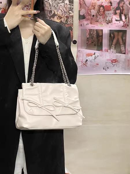 

Нишевая сумка-тоут на плечо в балетном стиле с бантом, женская новая 2025 года, кроссбоди, большая вместимость, плиссированная сумка-багет под мышкой белый