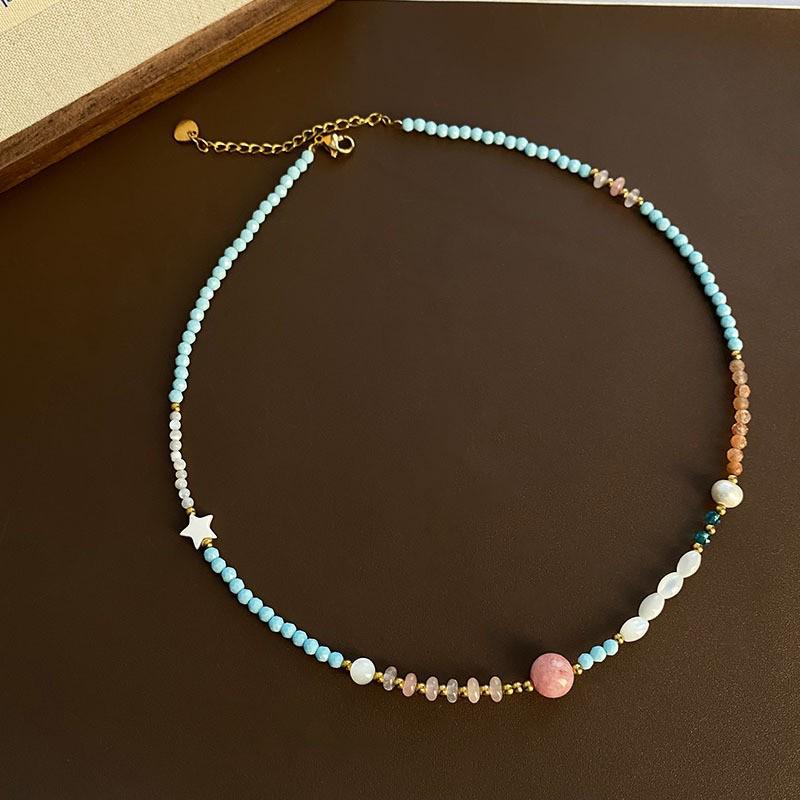 Handgefertigte Perlen-Titanstahl-Schlüsselbein-Kette mit Erdbeerquarz-Anhänger - Leichter Luxus-Stil, Anlaufgeschützt.