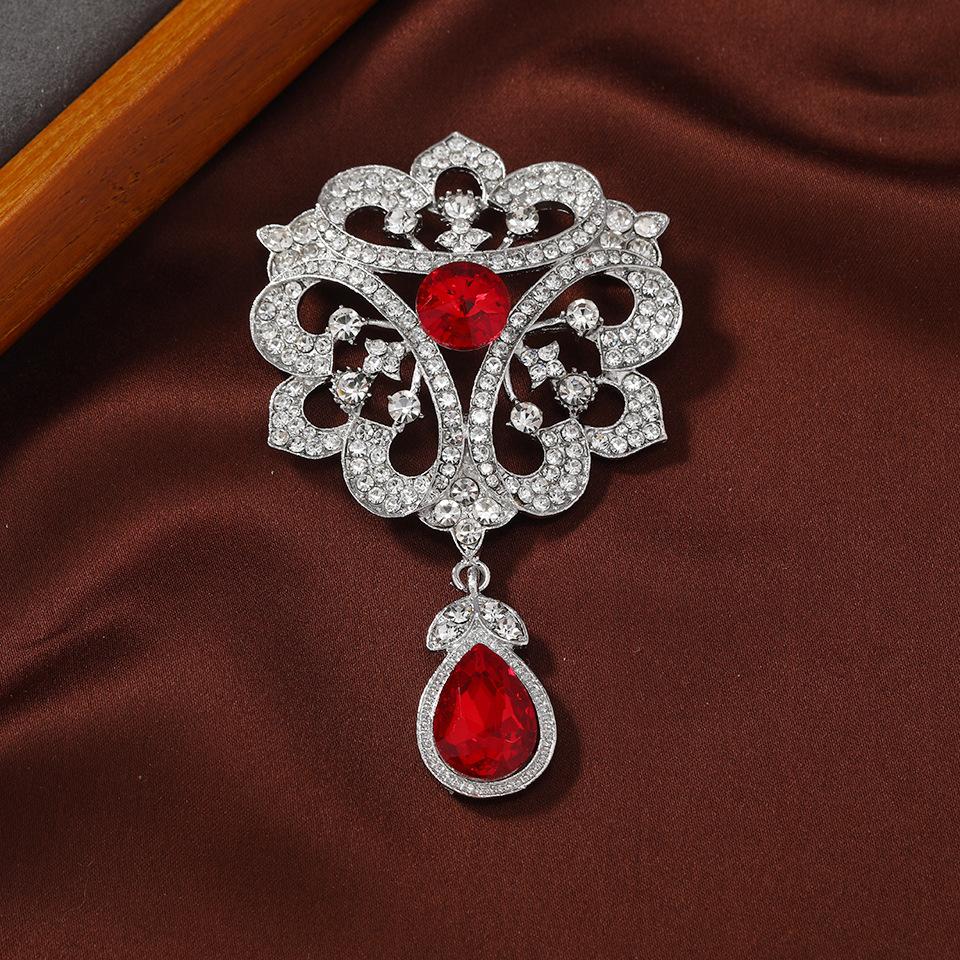Hollow Design Ladies Crystal Pendant Pin Brooch Ladies Elegant Charming Banquet Badge