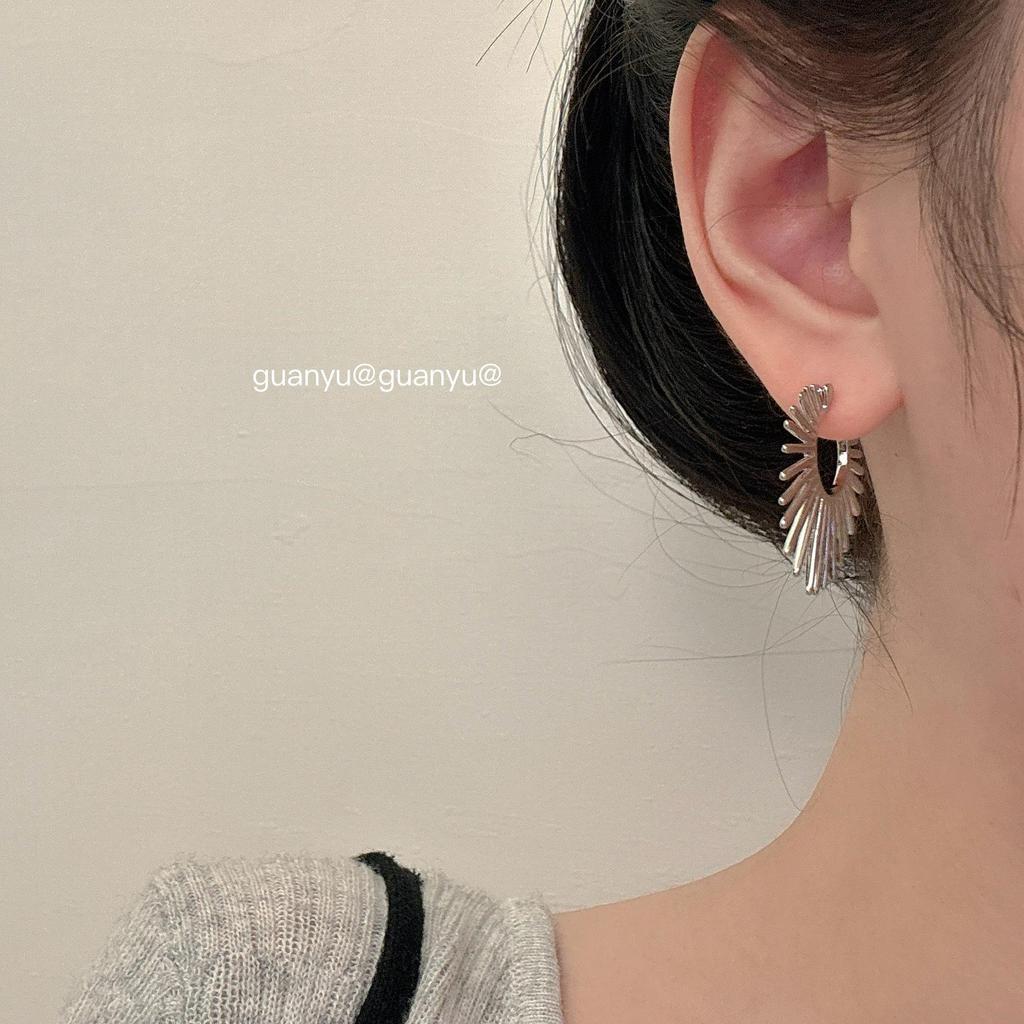 New Sunflower Metal Ear Cuffs: Women's Fashion Luxury Niche Design, Stylish and Versatile Earrings.