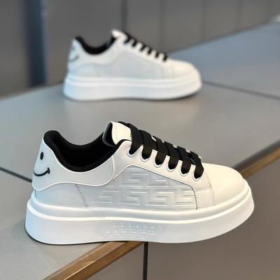 2025 Frühjahr neue Schuhe Herren kleine weiße Schuhe koreanische Version trendige Schuhe vielseitige Deodorant lässige Herrenschuhe Sport atmungsaktive Boardschuhe