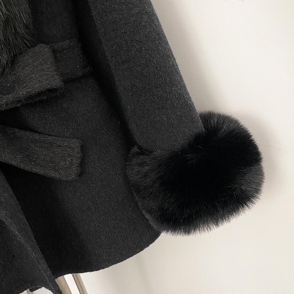 Cappotto Elegante Dimagrante in Cashmere Double-Face Autunno/Inverno 2025 con Pelliccia Sintetica di Volpe e Vita Cintureggiata