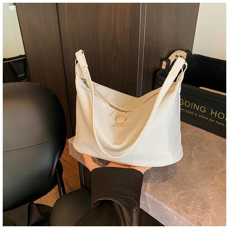 Niche simple 2025 new women's bag casual fashion portable shoulder bag versatile solid color underarm bag