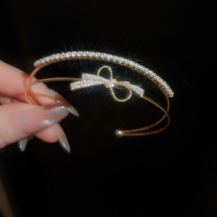 Elegant Geometric Rhinestone Zircon Buckle Bracelet: A Versatile and Luxurious Accessory for Women