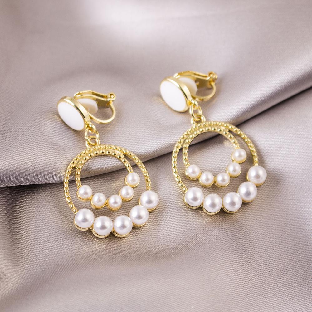 Elegant Clip-On Triangle Earrings for Non-Pierced Ears - Versatile, Light Luxury for Everyday Wear.