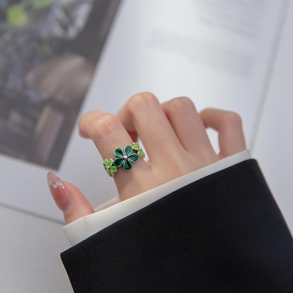 Exquisite Green Epoxy Flower Ring: Women's High-End Temperament Five-Petal Design