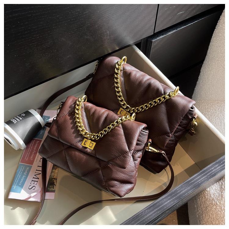 IELGY Autumn and Winter Textured Rhombus Messenger Bag, Large Bag with Soft Leather Chain, Brown.