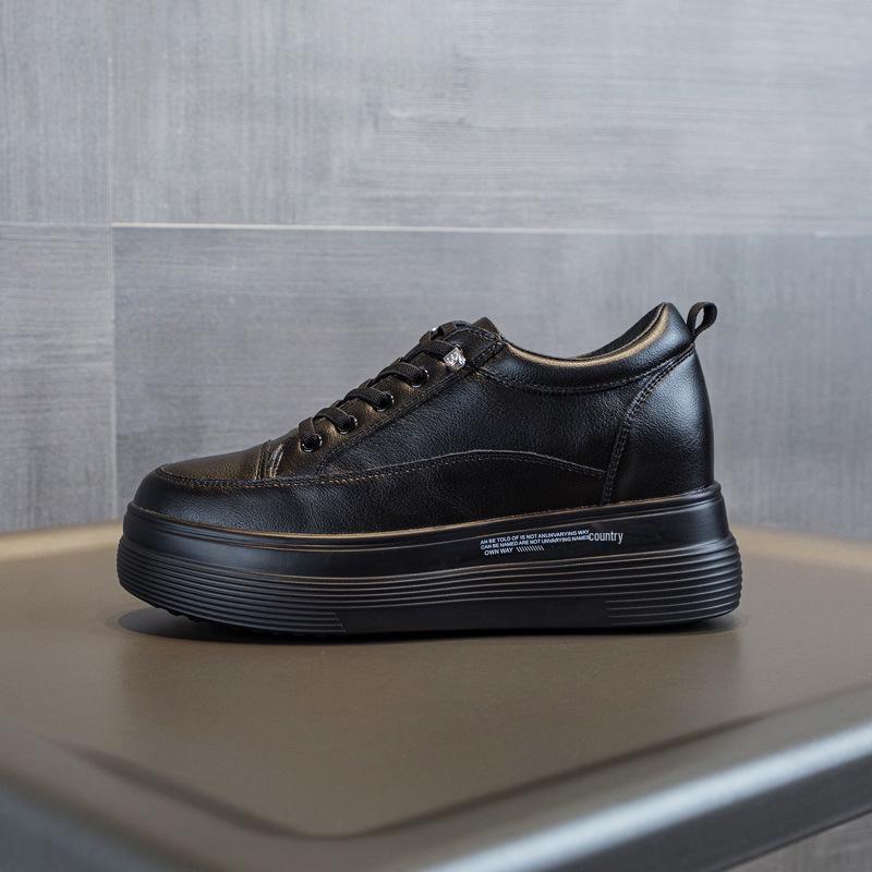 Trendige Plateau-Sneaker für Damen 2025: Atmungsaktives Mesh, Höhensteigerung, Lässiges Weiß.