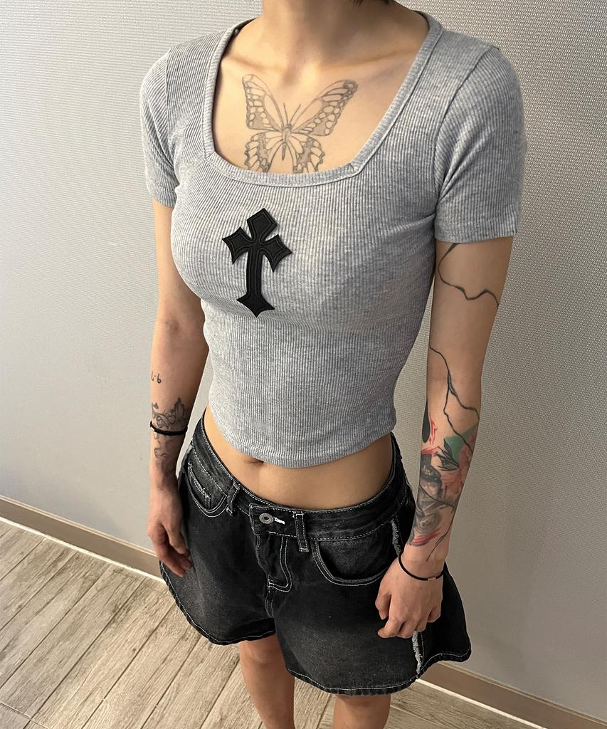 Bonseullipi Cross Square Neck T-Shirt (Gray)