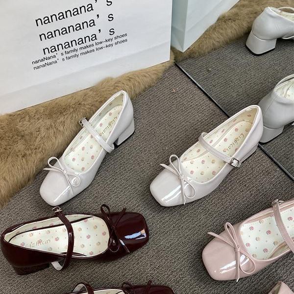 French stunning single shoes with skirt gentle Mary Jane women's shoes medium heel red small leather shoes high heels Hepburn style