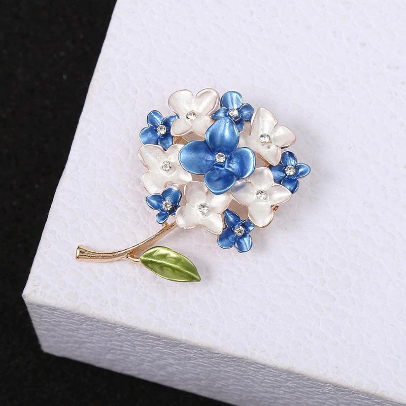 

1PC Hydrangea Brooches 3-color Enamel for Women Flower Pins Clothes Accessories Brooch Pins 5*3.5cm небо синє кольору