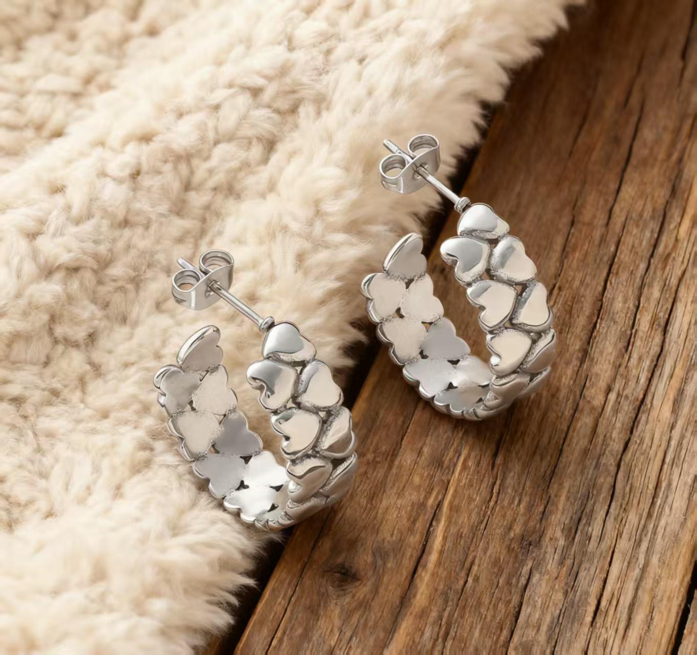 

French Heart Patchwork C-Shaped Stainless Steel Cutout Earrings: Retro, Light Luxury, High-End Design