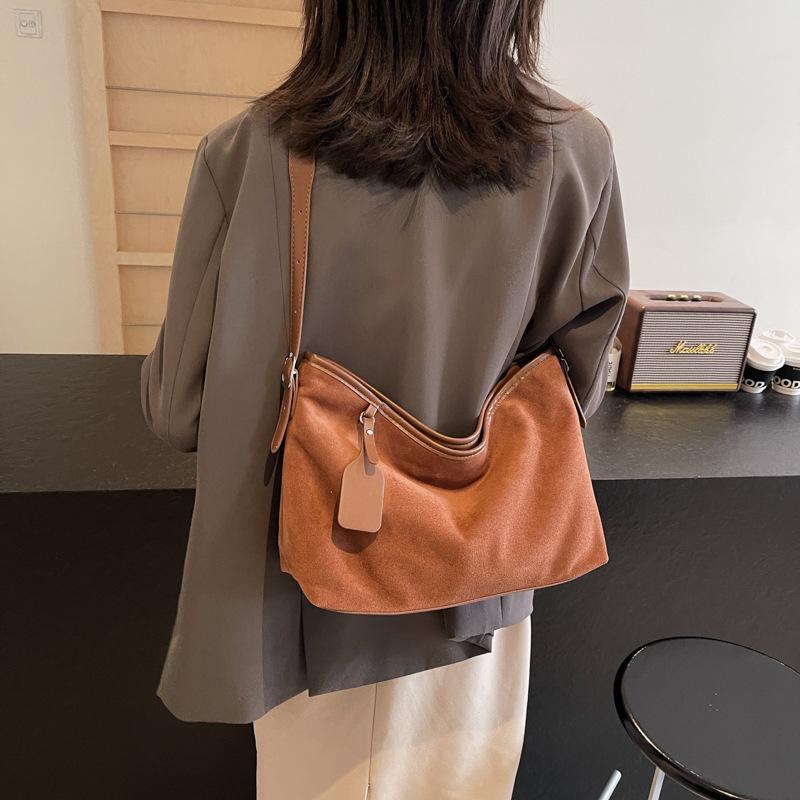 This year, large-capacity tote bags are popular for women's 2025 autumn and winter new versatile casual shoulder messenger commuter bags.