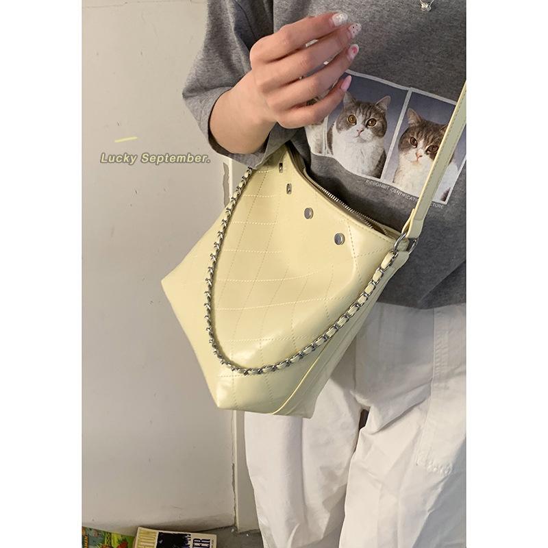 

Premium niche chain underarm bag women s new simple bucket bag versatile messenger bag білий