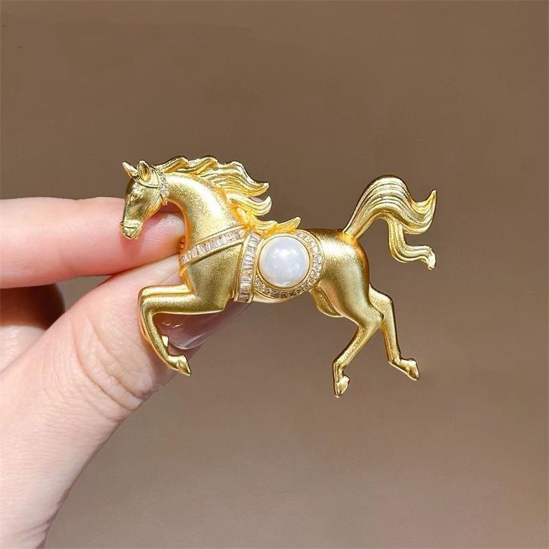 Fashion Rhinestones Pearl Alloy Horse Brooches Zodiac Pony Pins Women Men Clothing Accessories Suit Lapel Corsage New Year Gifts