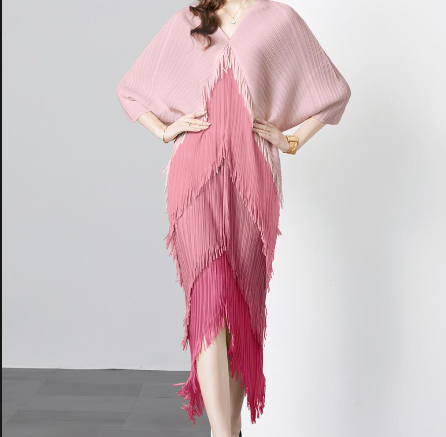 "Vestido Miyake Plissado Gradiente com Franjas - Moda Primavera 2025, Corte Slim"