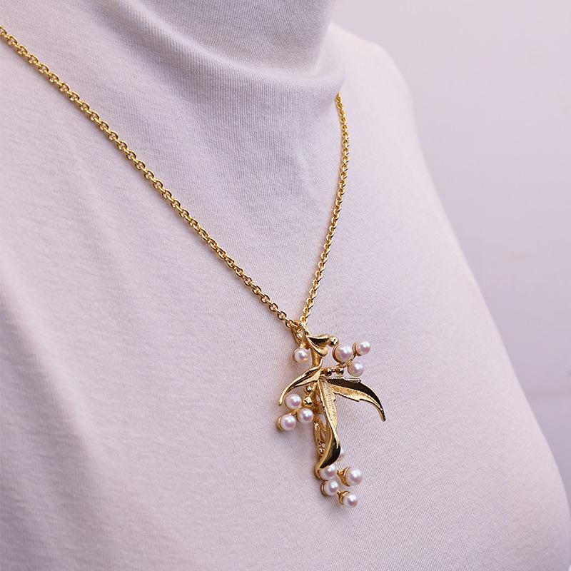 Pearl Flower Sweater Necklace: Stylish & Versatile Clavicle Chain for Women