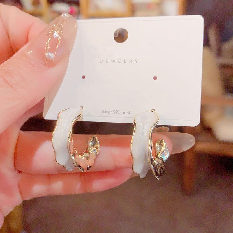 

New temperament C-shaped watercolor water wave earrings, high-end simple and versatile personalized earrings білий