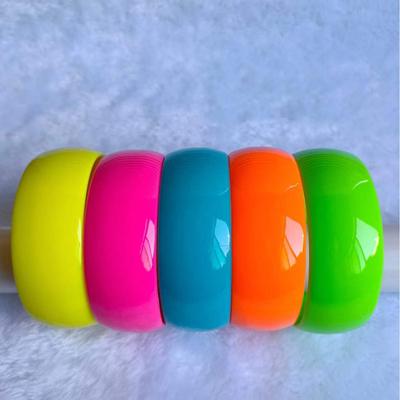 2,5CM Barevný Cukrový Akrylový Široký Roztomilý Náramek Jasný Výrazný Nádherný Pryskyřičný Náramek Vhodný pro Mladé Trendy Lidi na Každý Den