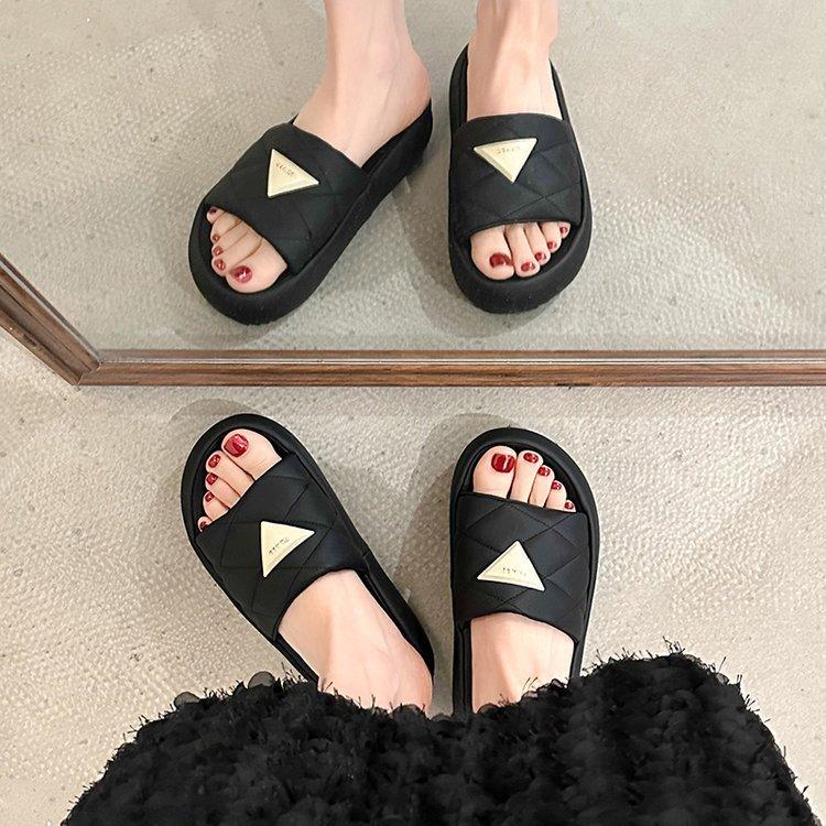 2024 neue Scheiße-treten Hausschuhe Damen Sommer Senior Design weiche Sohle rutschfest dicke Sohle Strand coole Hausschuhe