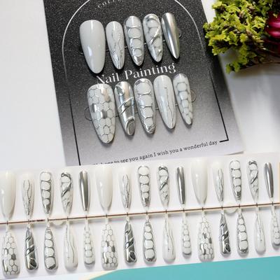 Silber-Schlangenkaromuster Goldbeschichtete Nagelspitzen mit Katzenaugen-Mandel-Design für eine High-End, hautaufhellende Maniküre