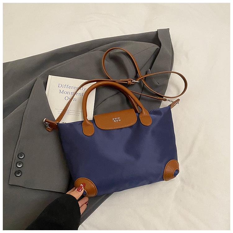 

Премиальная текстура нишевая сумка-мессенджер женская 2025 модная текстурная простая и универсальная на одно плечо ручная маленькая квадратная сумка-пельмень