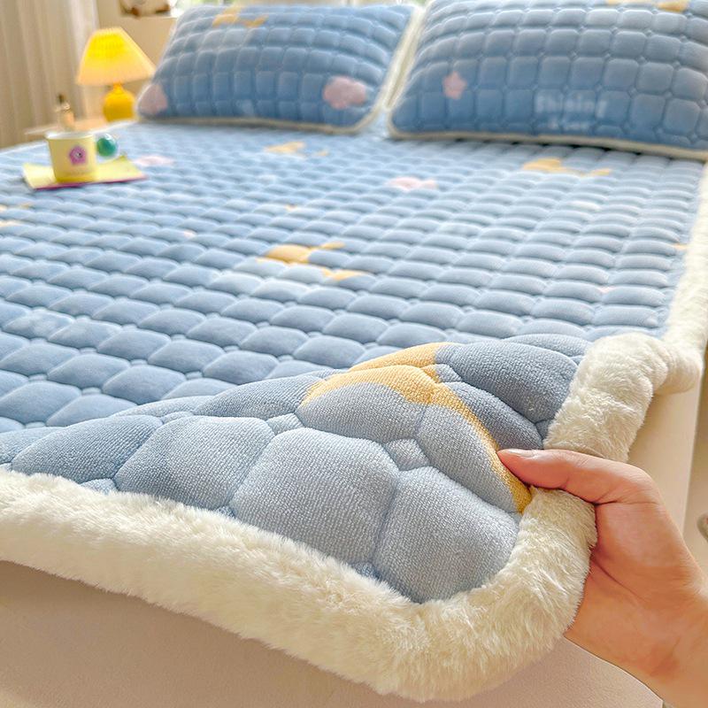 

Стеганый велюровый наматрасник - Мягкая коралловая флисовая зимняя накладка, Утолщенный и теплый татами-мат. Pair of Pillowcases