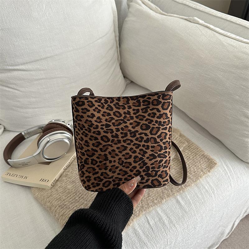 Summer new temperament fashion bucket bag large capacity leisure commuting shoulder bag women s bag темно-коричневого