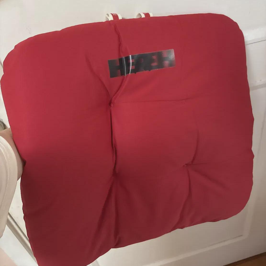 

Iu Hulkon Cushion