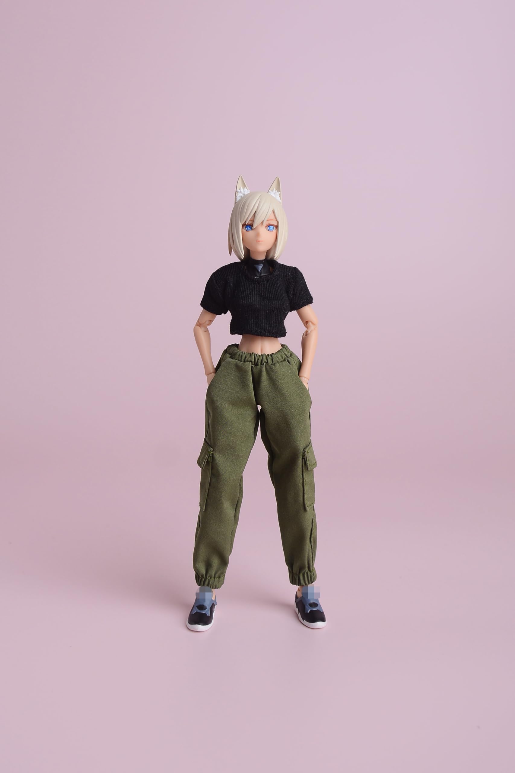 

112 scale combat uniform, cargo pants, army green. This is clothing for 112 scale figures. This is a short-sleeved T-shirt and cargo pants set for