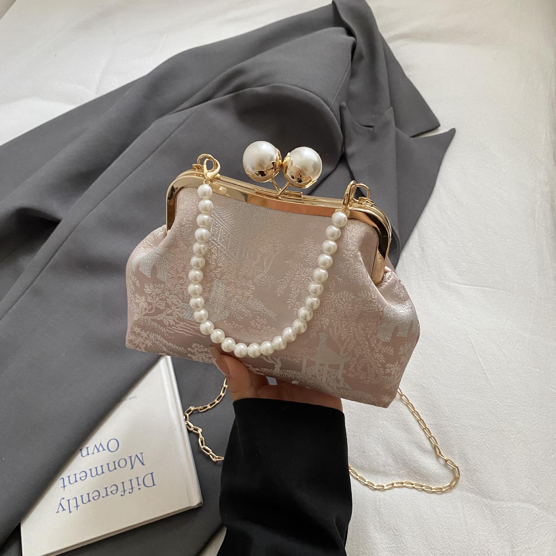 

Вышивка в китайском стиле 2025 осенний тренд мода индивидуальность новая сумка с фермуаром ципао жемчужная цепочка сумка через плечо розовый