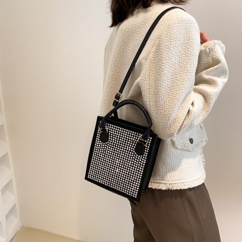 Chic And Casual Commuter Shoulder Bag 2023 Spring Collection With Zipper Closure