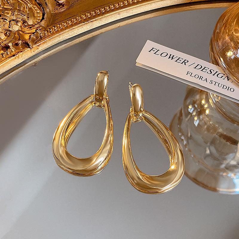 Простые геометрические овальные серьги — фото 9