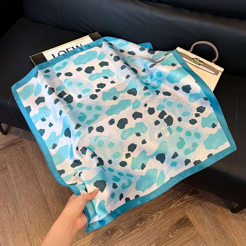 Simulated silk women's small square scarf, Korean cashew nut leopard print small silk scarf, headscarf, four-season scarf, professional scarf.
