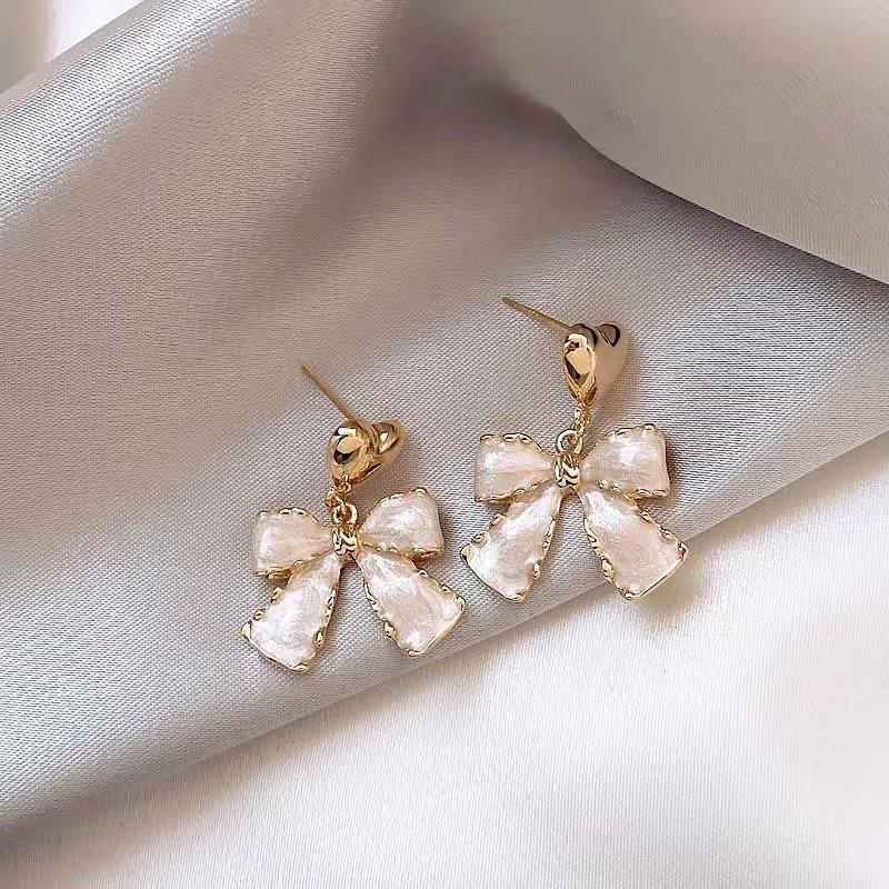French White Earrings, Sweet Bow Love Earrings Ins Design Retro Light Luxury High-end Stud Earrings