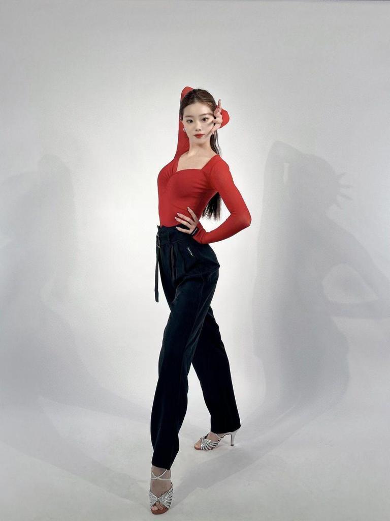 Women's Floral Latin Dance Slim-Fit Long-Sleeve Top - Modern & Stylish Design
