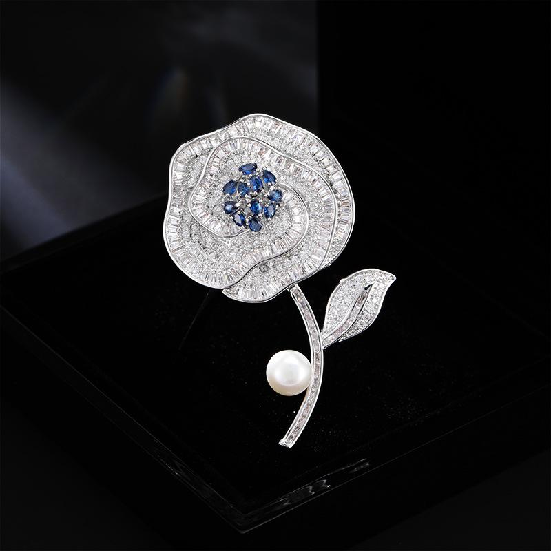 

Высококачественная брошь-камелия из пресноводного жемчуга, циркон, трехмерная, маленькая, ароматная, ветровая булавка, аксессуары для пиджака и пиджака серебряный