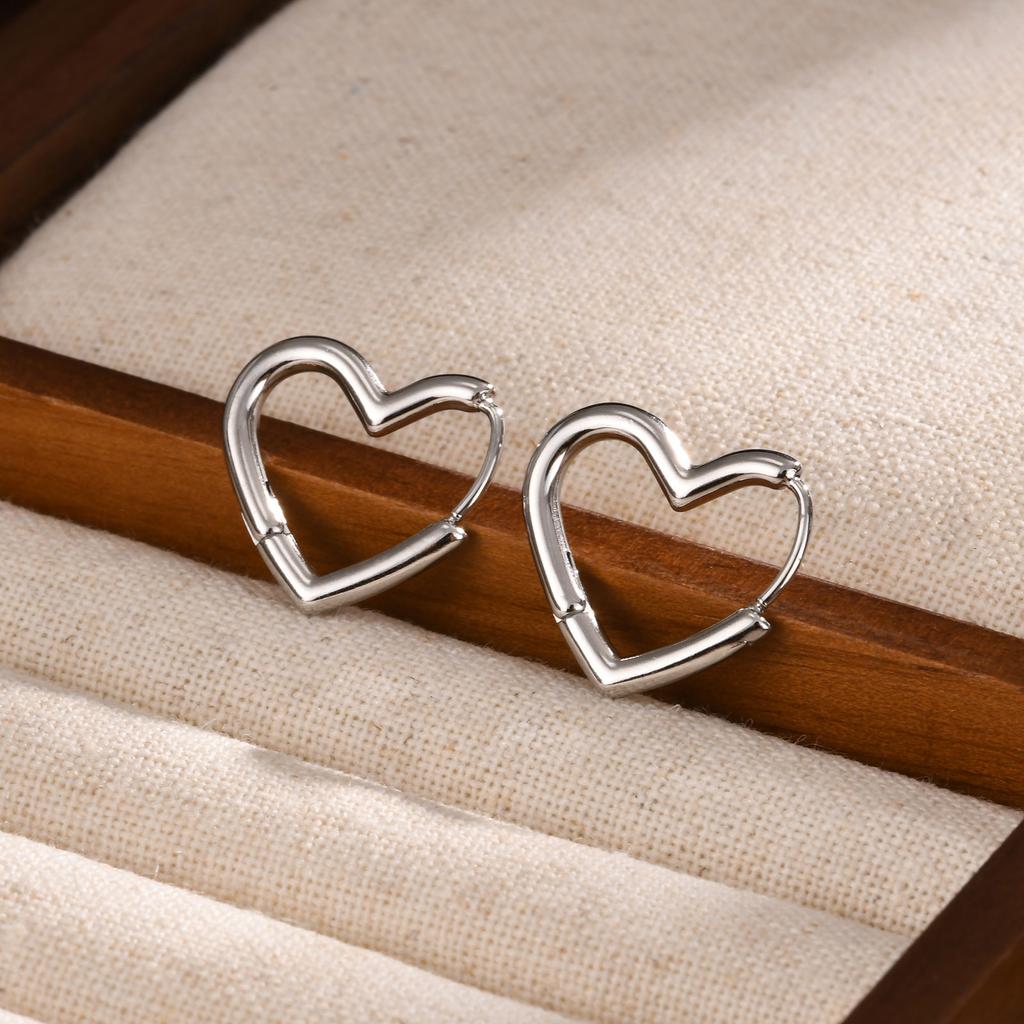 Fashion Smooth Heart-shaped Hoop Earrings for Women Stainless Steel Simple Piercing Earring Buckle Statement Earring Jewelry
