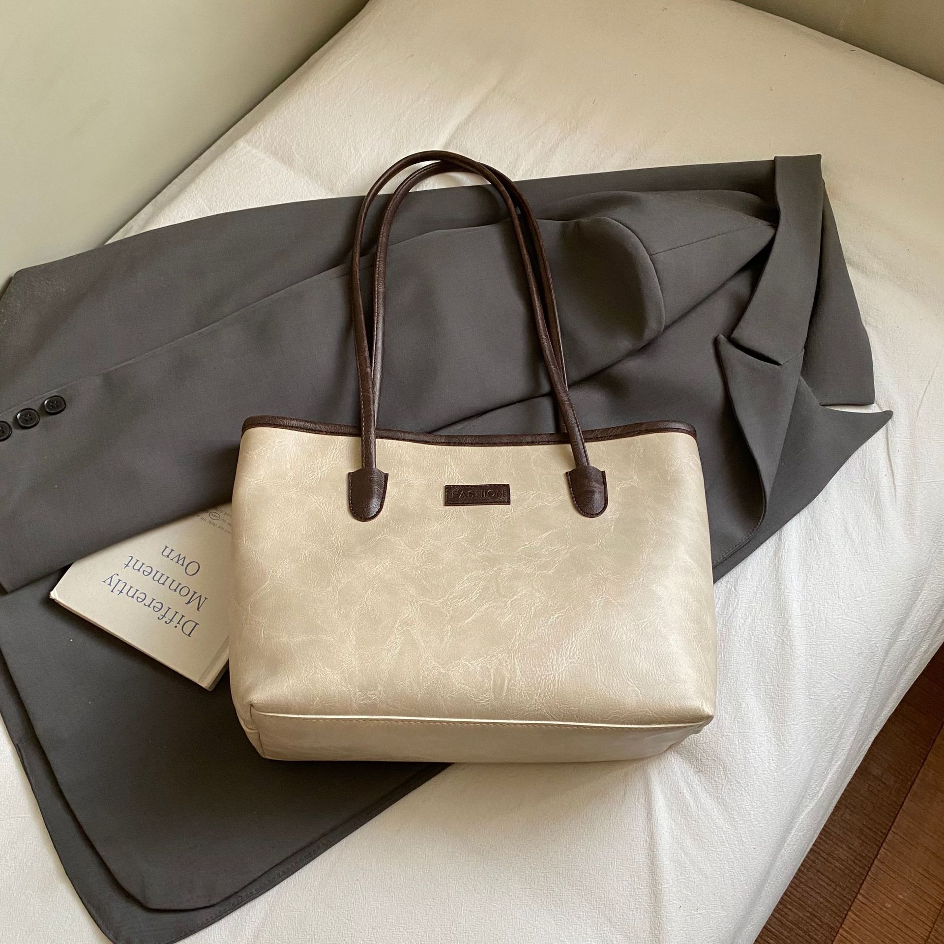 

Модная женская сумка-тоут большой вместимости, тренд начала осени 2025 года, ретро сумка через плечо, простая повседневная сумка для поездок на работу