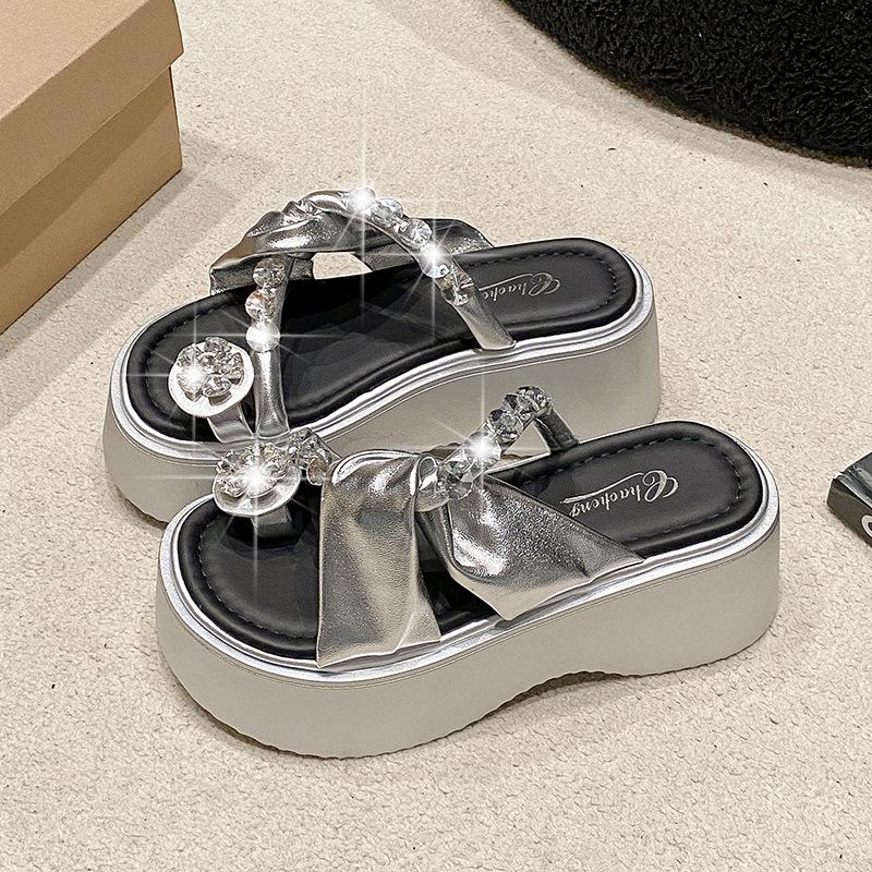 French Beautiful Slippers Women's Summer Wear Fashion 2025 New Feeling Rhinestone Cover Toe Pinch Thick Bottom Sandals