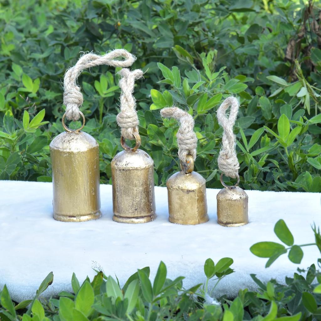 Vintage Guld Ko-klocka Girland 4 st, 2.5", 3.5", 4.5" och 5.5" Rustik Bondgårdsdekor för Julgran, Järnklockor med Jute-rep för Väggupphängning